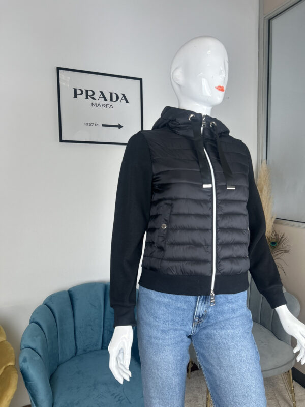 Piumino da donna nero con maniche in maglia Piumino da donna nero con maniche in maglia