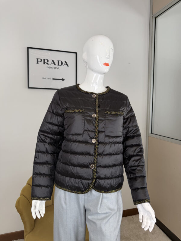 Piumino leggero da donna imbottito nero Piumino leggero da donna imbottito nero