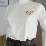 T-shirt bianca con cuore ricamato Nhebyná
