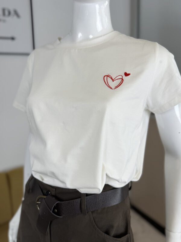 T-shirt bianca con cuore ricamato Nhebyná